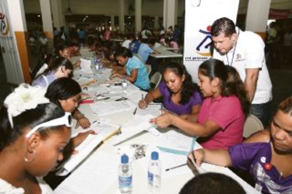 Jóvenes se toman ferias de empleo