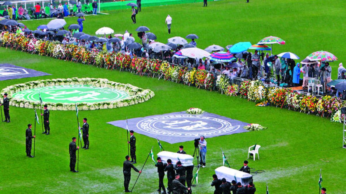 Soldados trasladan los féretros de las víctimas del accidente de avión del equipo de fútbol Chapecoense previo al homenaje.