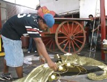 Entre monedas y peinetas