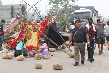 Seguidores de Morales inician bloqueos en el centro de Bolivia en defensa del exmandatario