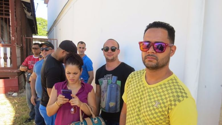 Migrantes cubanos compran boletos en David para viajar a México