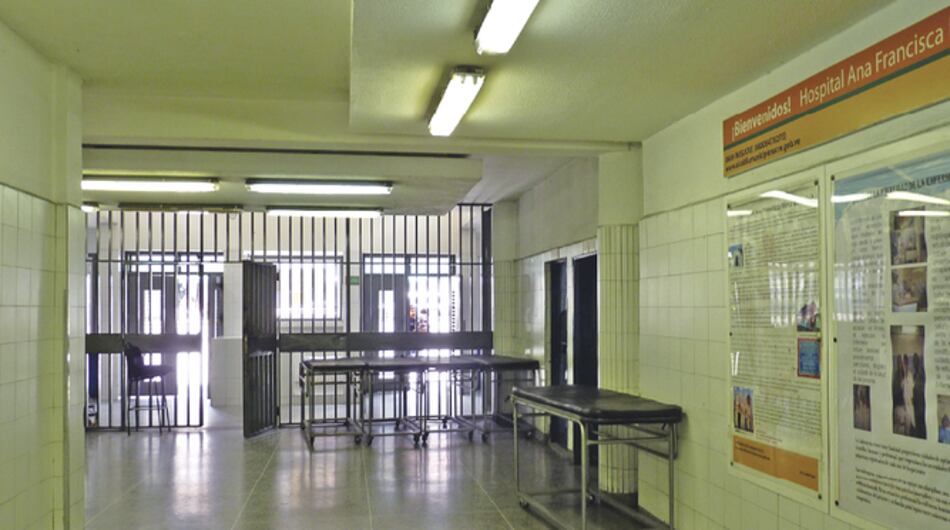 ‘No hay hilo, gasa ni venoclisis’