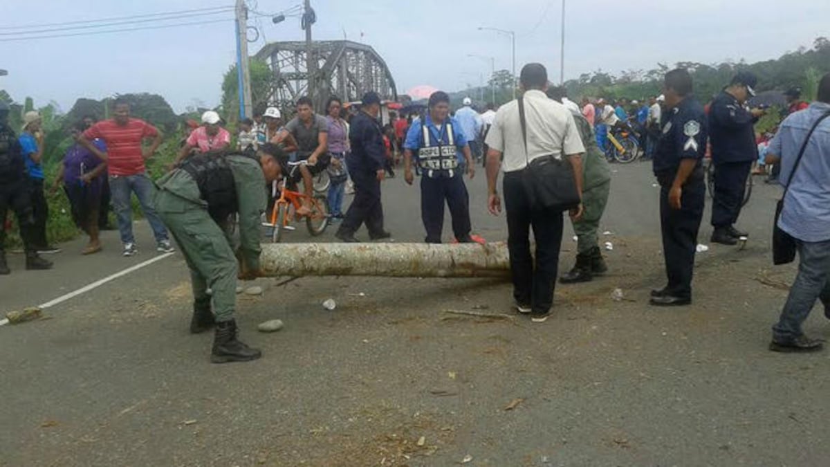 Precaristas reabren puente sobre el río Changuinola