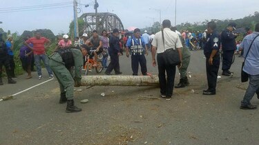 Precaristas reabren puente sobre el río Changuinola