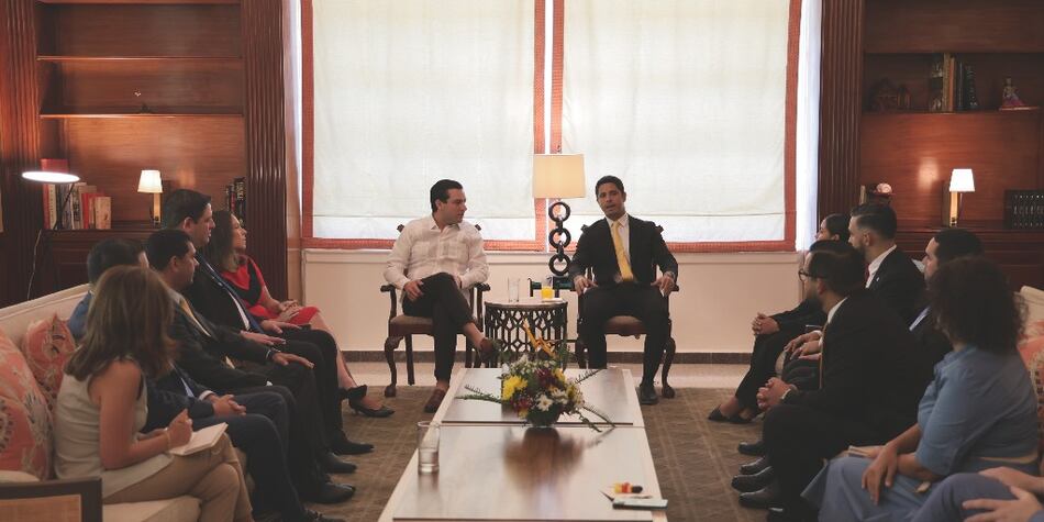 Embajador de EUA se reúne con un grupo de diputados y revoca invitación a otros