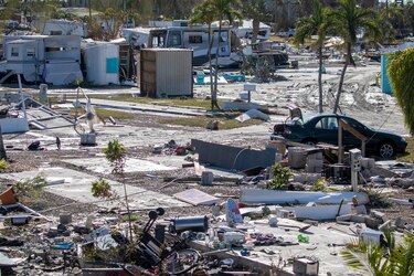 Florida se esfuerza por recuperarse un mes después del paso de Ian
