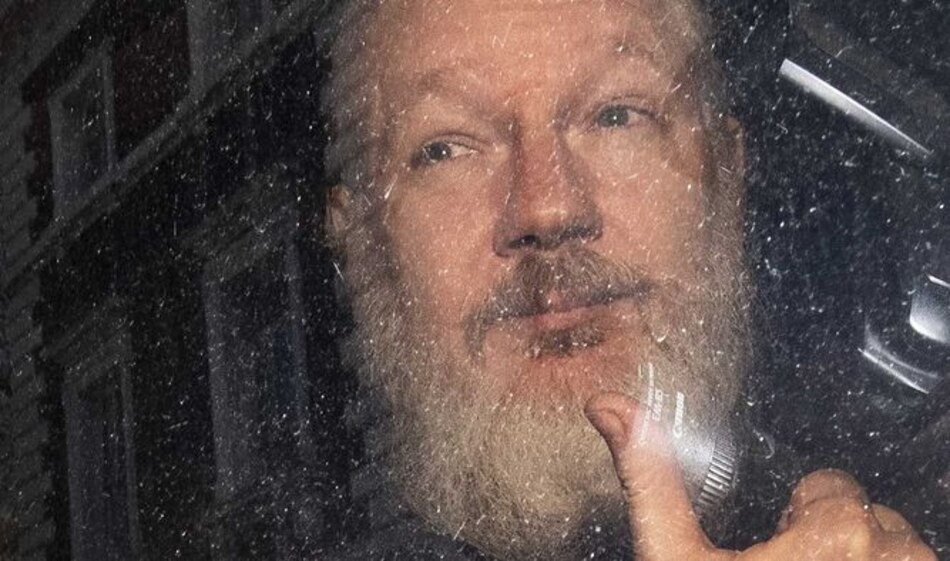 Más de 70 diputados británicos piden la extradición de Assange a Suecia