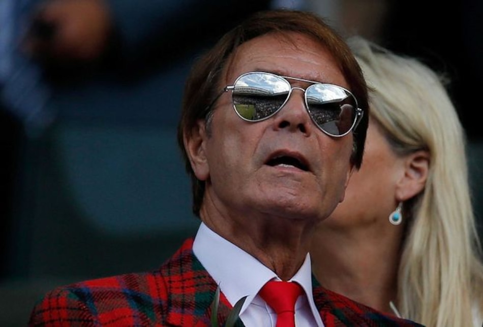 El cantante Cliff Richard denuncia a la policía y a la BBC