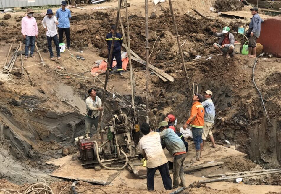 Socorristas trabajan a contrarreloj para sacar a un niño atrapado en un pozo desde el sábado en Vietnam