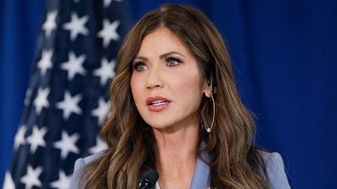 “Si salen, no les espera mucho más que caimanes y pitones”: el polémico centro de detención para migrantes que EE.UU. construye en Miami