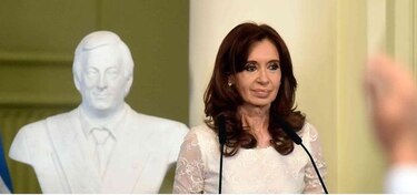 Argentina: Cristina Fernández se despide entre críticas y homenajes