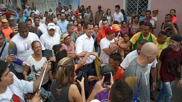 ‘Que se vayan’: Guaidó desafía a Maduro en la cuna de Chávez
