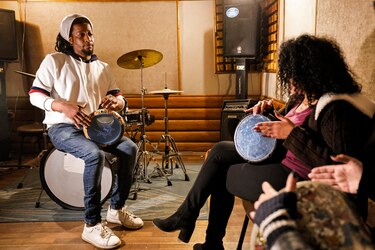 Percusionistas mujeres y sus tambores tabla rompen tabúes en Egipto