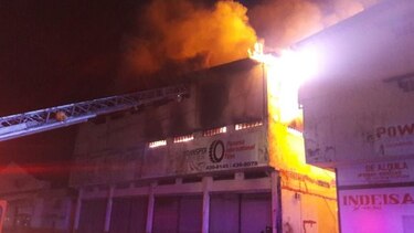 Incendio destruye bodega en la Zona Libre de Colón
