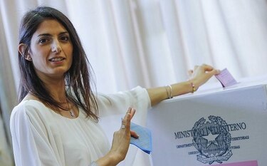 Virginia Raggi elegida primera alcaldesa de Roma, según sondeos a boca de urna