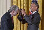Obama honra a luminarias de las artes y humanidades