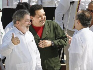 Choque entre Uribe y Chávez genera tensión