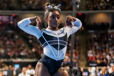 Simone Biles regresa 2 años después con una victoria estelar