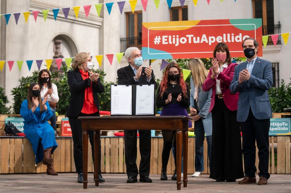 Luego de promulgación de ley los chilenos pueden cambiar el orden de los apellidos