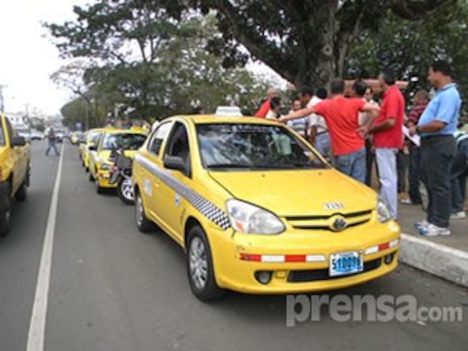 Taxistas de La Chorrera protestan por el otorgamiento de cupos