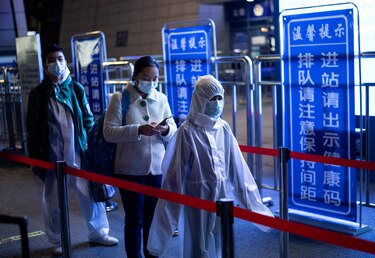 Miles de pasajeros abandonan Wuhan tras el fin del confinamiento