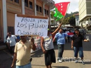 Taxistas mantienen protesta en la Asamblea Nacional