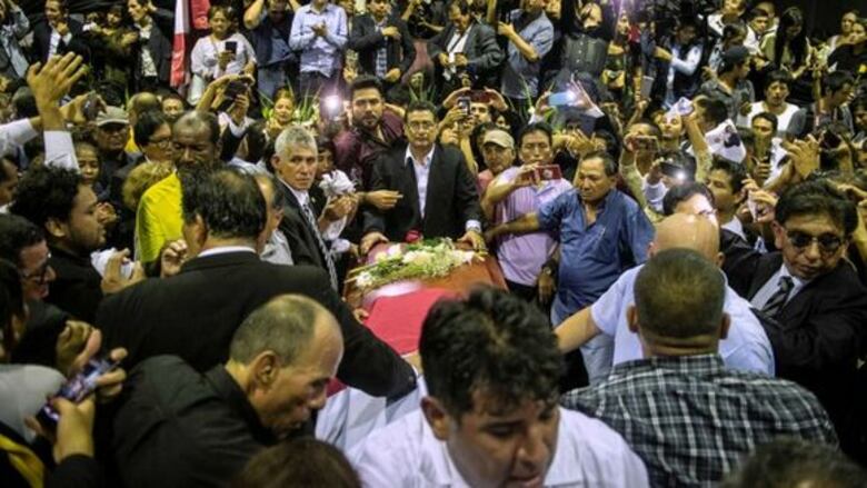Militantes velan restos del expresidente Alan García en Perú