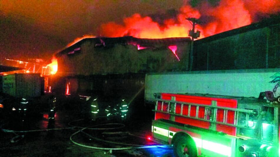 Fuego consume bodegas en la Zona Libre de Colón
