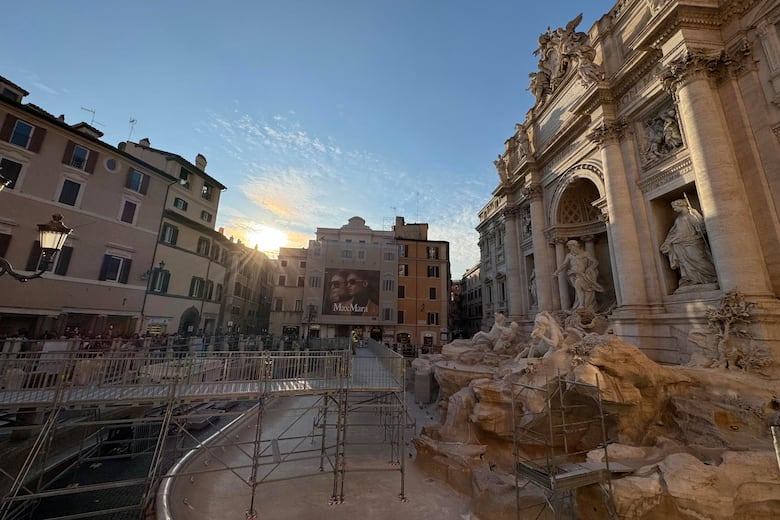 Así es la pasarela por la que se puede ver ahora a la Fontada de Trevi en Roma