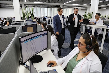 "Somos un experimento social": las críticas y las dudas que genera la IA que impulsa Bukele para gestionar la salud en El Salvador