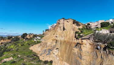 Las impresionantes imágenes del pueblo italiano que quedó al borde de un precipicio tras un enorme deslave