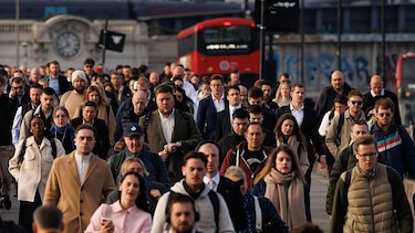 Cómo Reino Unido endurecerá los requisitos para que los migrantes obtengan la residencia permanente