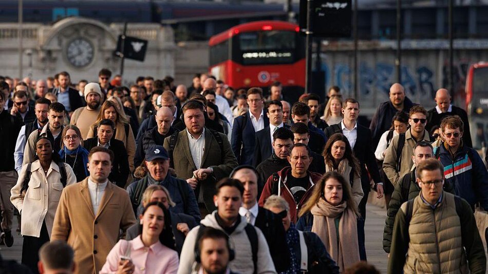 Cómo Reino Unido endurecerá los requisitos para que los migrantes obtengan la residencia permanente