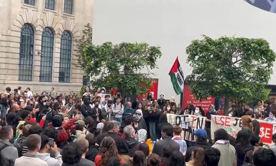 Decenas de estudiantes acampan en el campus de la LSE, en el centro de Londres, por Gaza
