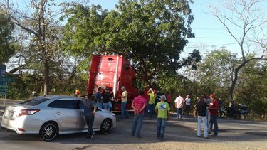 Transportistas de Herrera y Los Santos cierran puente en La Villa