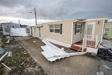 Aumentan a 10 los muertos por los tornados y el huracán Milton en Florida
