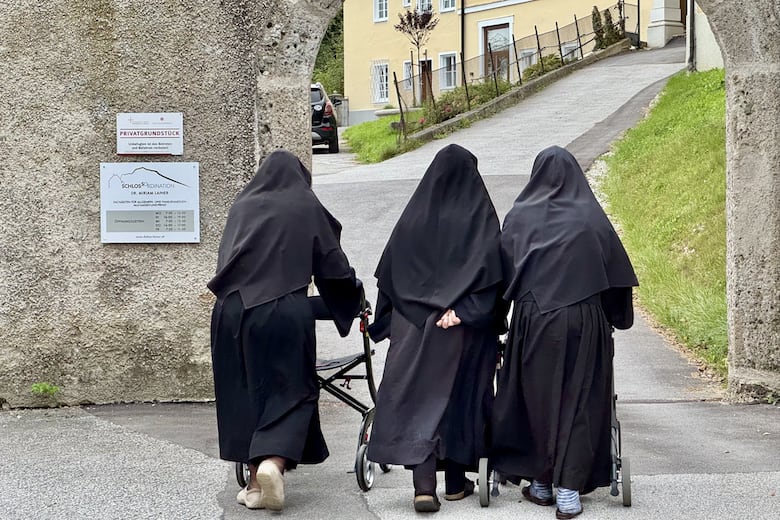 Las monjas rebeldes que huyeron del hogar de ancianos a donde las enviaron para regresar a su abandonado convento en los Alpes