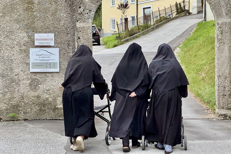 Las monjas rebeldes que huyeron del hogar de ancianos a donde las enviaron para regresar a su abandonado convento en los Alpes
