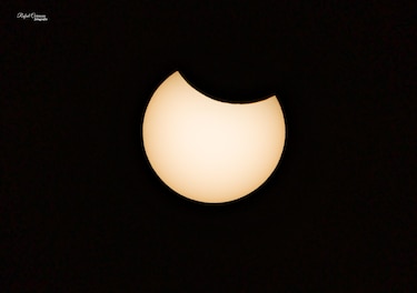 El Sol mordido por la Luna acapara la atención en el eclipse parcial visto desde España