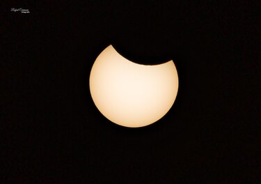 El Sol mordido por la Luna acapara la atención en el eclipse parcial visto desde España