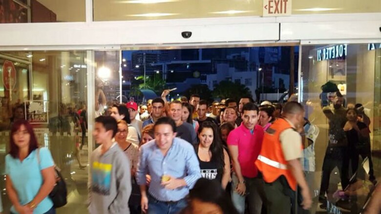 Compradores acuden a centros comerciales por Black Friday