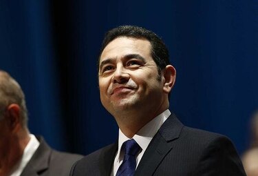 Guatemaltecos insisten en bloqueos para exigir renuncia de presidente