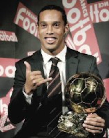 Ronaldinho recibe el Balón de Oro