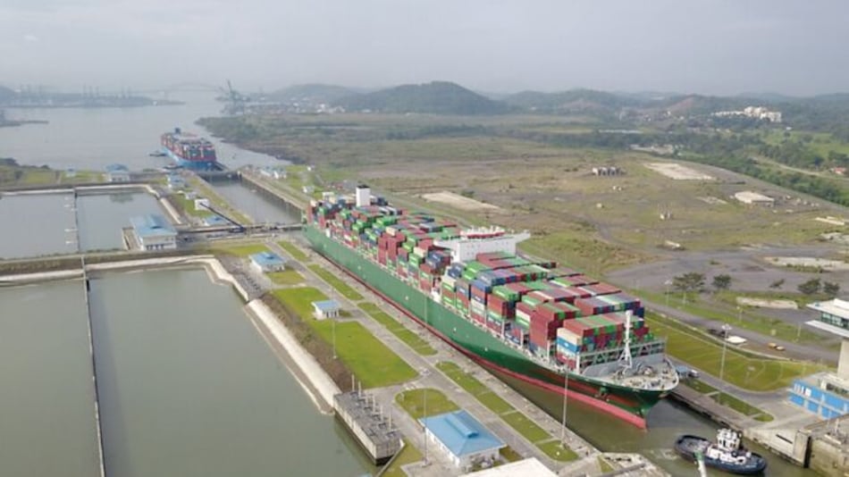 Portacontenedor desafía límites del Canal