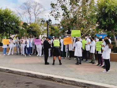 Médicos residentes e internos de la región de Azuero protestan contra proyecto de certificación