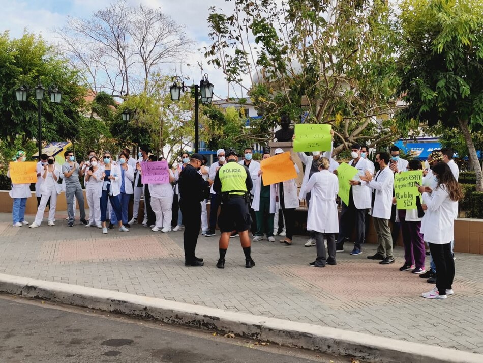 Médicos residentes e internos de la región de Azuero protestan contra proyecto de certificación