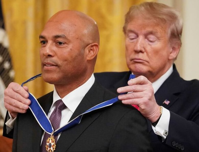 El panameño Mariano Rivera recibe la medalla presidencial de la Libertad por parte de Trump