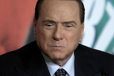 Gobierno italiano supera sus primeras votaciones tras abandono de Berlusconi