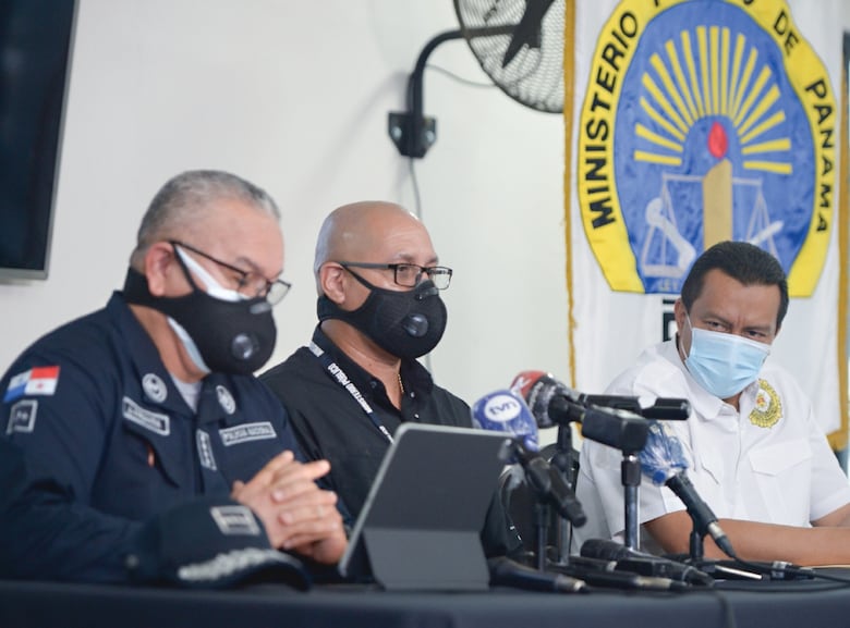 Allanamientos, armas y exfuncionarios detenidos