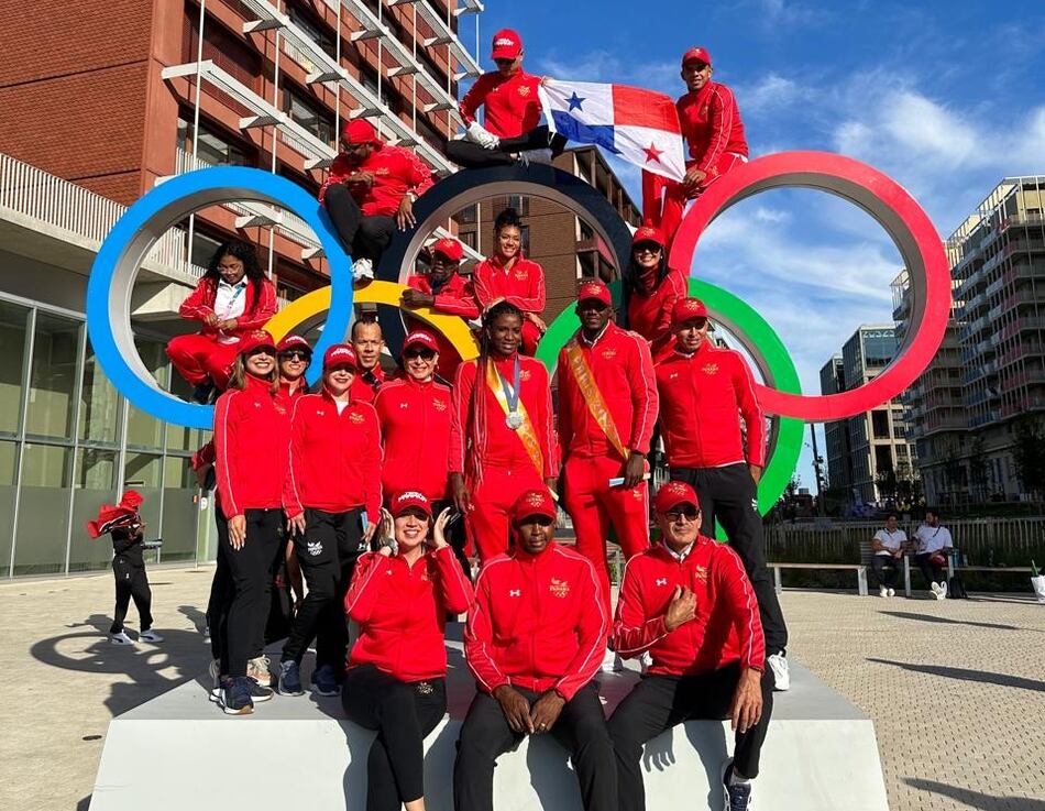 Atheyna Bylon pasea con la medalla de plata en el cierre de los Juegos Olímpicos